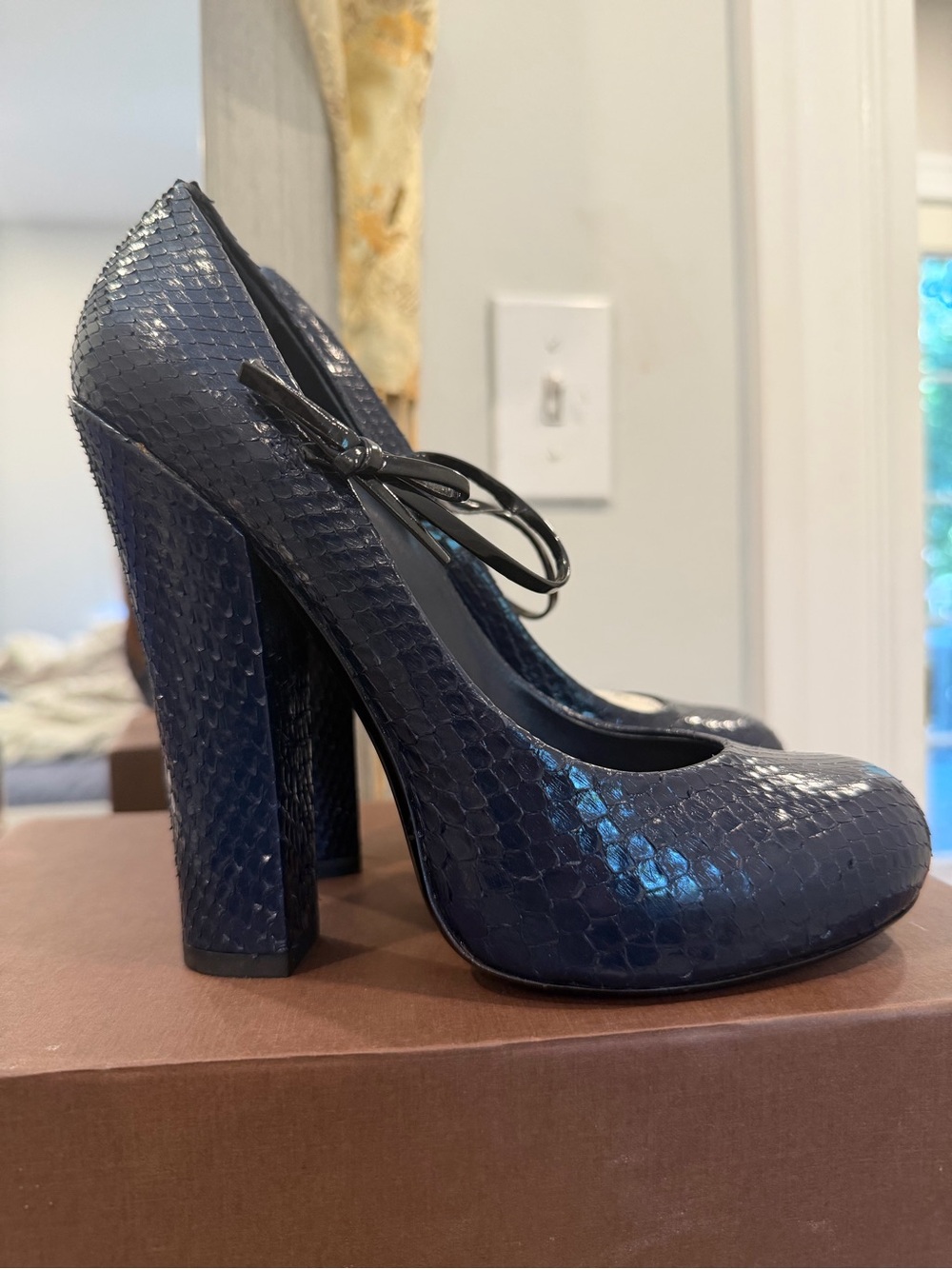 ***SOLD*** Louis Vuitton Fall 2011 Navy Blue Python Fetish Pumps - Picture 2 of 5